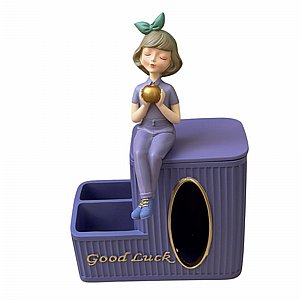מתקן לנייר טישיו עם פסל ילדה מעל מתקן לנייר טישיו עם פסל ילדה מעל